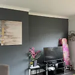 Bright & Cozy Home In Edinburgh,Murrayfield Stadium,Airport And Near To City Center With Free On Street Parking