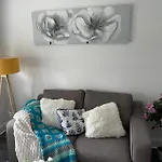 Bright & Cozy Home In Edinburgh,Murrayfield Stadium,Airport And Near To City Center With Free On Street Parking