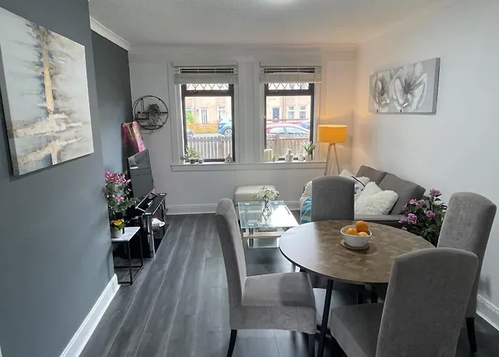 Bright & Cozy Home In Edinburgh,Murrayfield Stadium,Airport And Near To City Center With Free On Street Parking